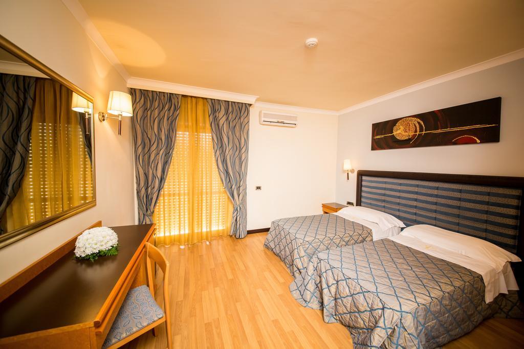 Hotel Ares 폰티니아 객실 사진