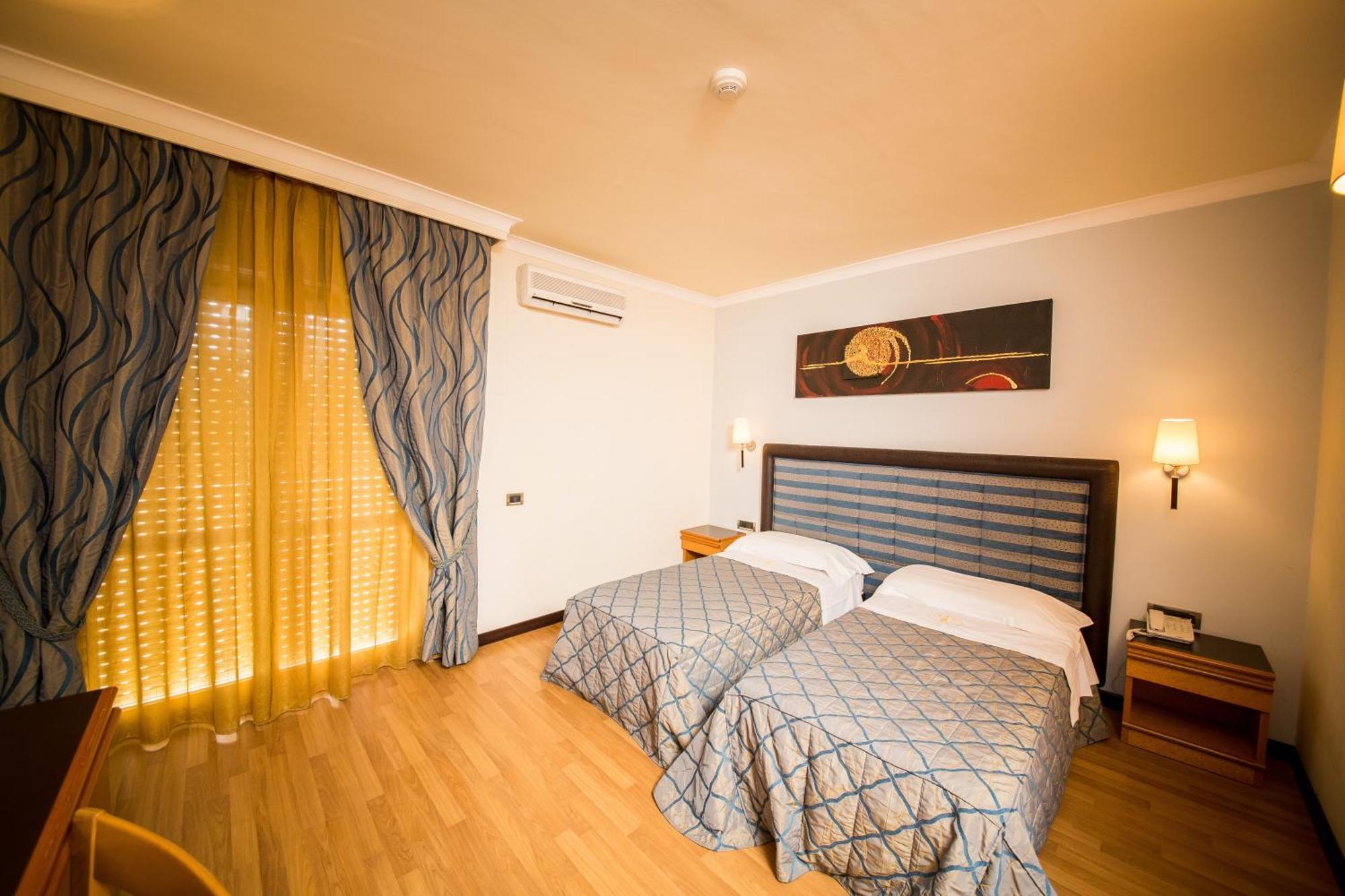 Hotel Ares 폰티니아 객실 사진